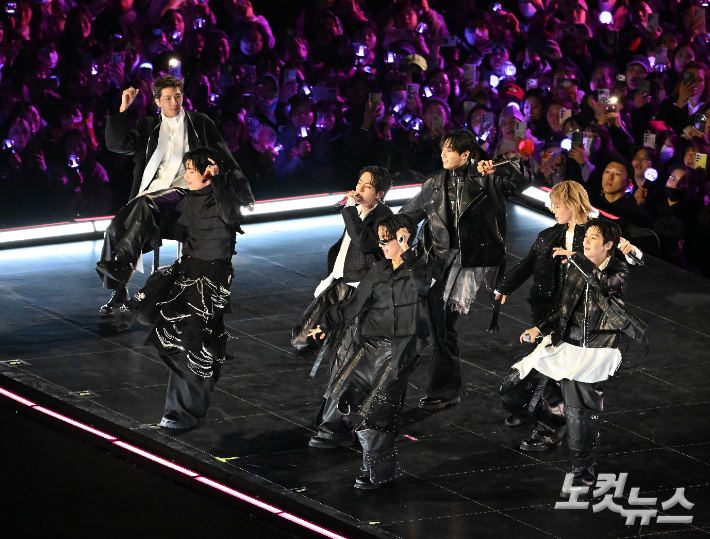 그룹 방탄소년단(BTS)이 21일 서울 광화문 광장에서 무료 복귀 공연?'BTS?컴백 라이브: 아리랑'(BTS?THE?COMEBACK?LIVE?|?ARIRANG)을 선보이고 있다. 사진공동취재단