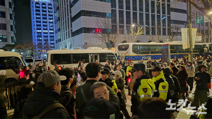 BTS 광화문 공연이 끝난 뒤 팬들이 귀가하고 있다. 김지은 기자