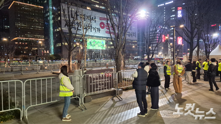 21일 오후 방탄소년단(BTS) 컴백 무대가 끝난 뒤 광화문광장이 한산해진 모습. 김지은 기자