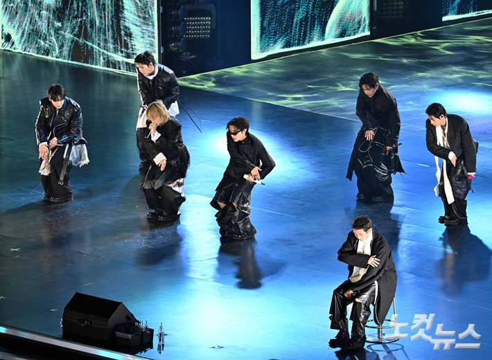 RM은 발목을 다쳐 의자에 앉아서 무대를 소화했다. 사진공동취재단