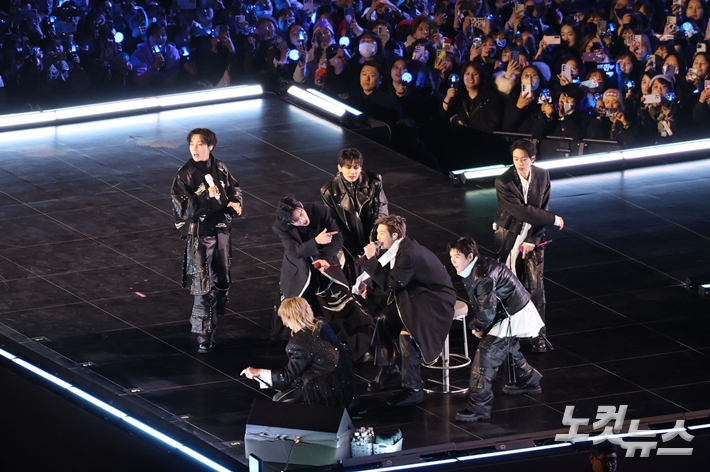 멤버들이 RM 곁에서 같이 무대를 꾸미는 모습. 사진공동취재단