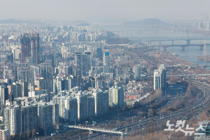 서울 여의도의 한 빌딩에서 바라본 서울 시내 아파트 단지 모습. 류영주 기자