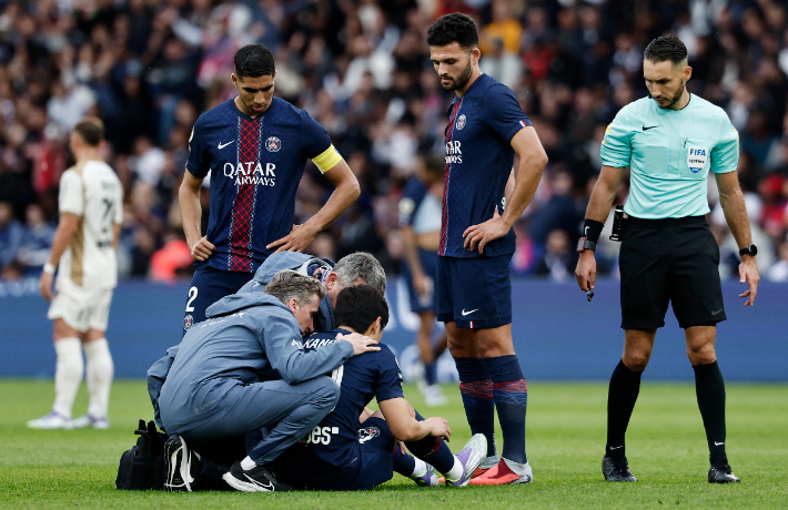 지난해 9월 15일 열린 랑스와의 경기에서 그라운드에 주저 앉은 이강인. 연합뉴스