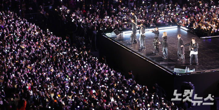 방탄소년단(BTS)이 21일 서울 광화문광장에서 컴백 기념 공연인 'BTS 컴백 라이브: 아리랑' 공연을 펼치고 있다. 사진공동취재단