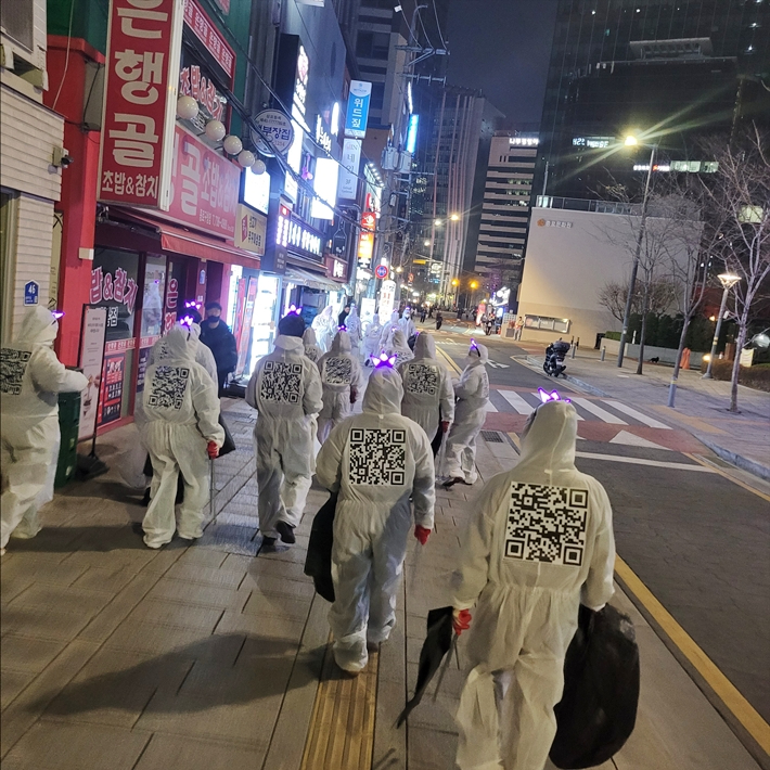 21일 저녁 서울 광화문 광장에서 열린 방탄소년단 컴백 공연 이후, 거리의 쓰레기를 치우는 모습. 이선화씨 제공