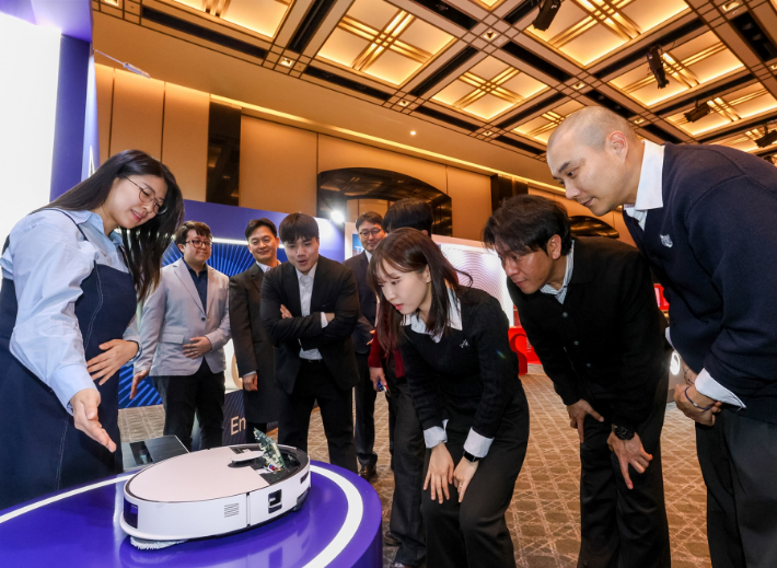 20일 그랜드 하얏트 서울 호텔에서 열린 주한미국상공회의소 연례행사에서 삼성전자 직원이 참석자들에게 2026년형 '비스포크 AI 스팀'의 특장점을 소개하고 있다. 삼성전자 제공  