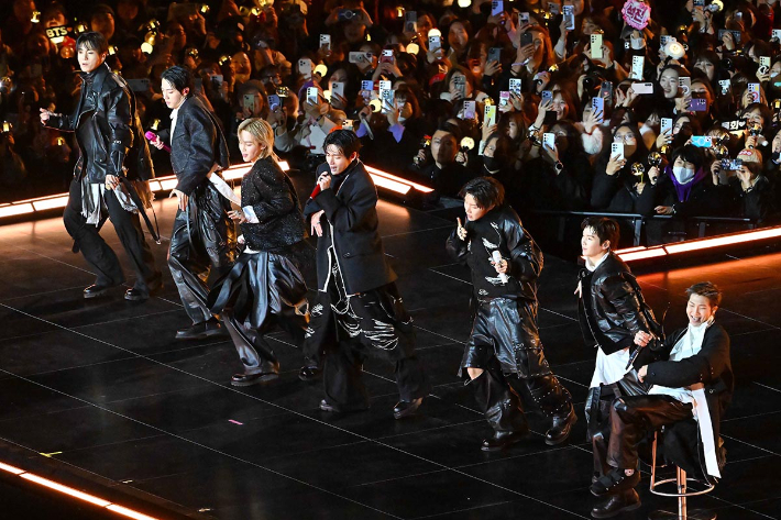 그룹 방탄소년단(BTS)이 21일 서울 광화문 광장에서 무료 복귀 공연 'BTS 컴백 라이브: 아리랑'(BTS THE COMEBACK LIVE | ARIRANG)을 선보이고 있다. 사진공동취재단