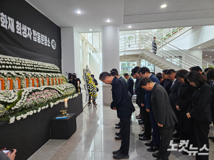 국민의힘 대전시당 이은권 시당위원장과 당직자들이 희생자들의 위패 앞에서 묵념하고 있다. 인상준 기자
