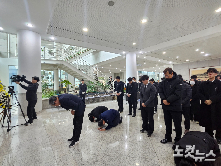 화재가 발생한 안전공업 대표이사와 임원진 등이 희생자들의 위패 앞에서 몸을 숙이고 있다. 인상준 기자
