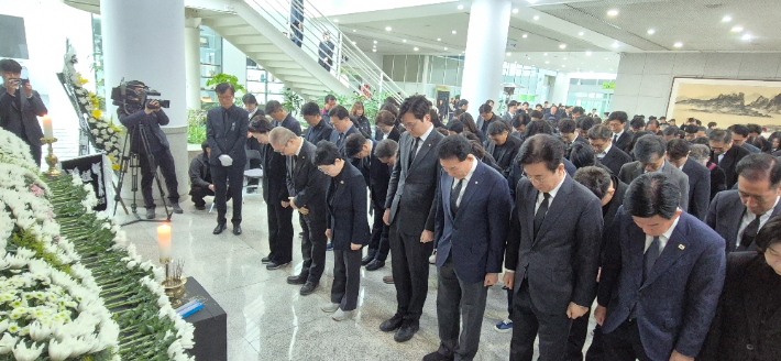 더불어민주당 대전지역 국회의원들과 당직자들이 22일 합동분향소에서 묵념하고 있다. 민주당 대전시당 제공