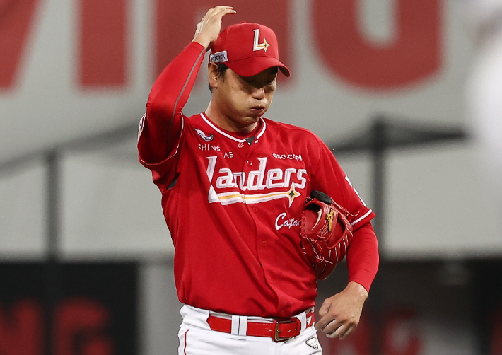 지난해 10월 14일 대구 삼성라이온즈파크에서 열린 2025 KBO 프로야구 포스트시즌 준플레이오프 4차전 SSG 랜더스와 삼성 라이온즈의 경기. 3회말 1사 SSG 선발 투수 김광현이 삼성 강민호에게 볼넷을 내준 뒤 아쉬워하고 있다. 연합뉴스
