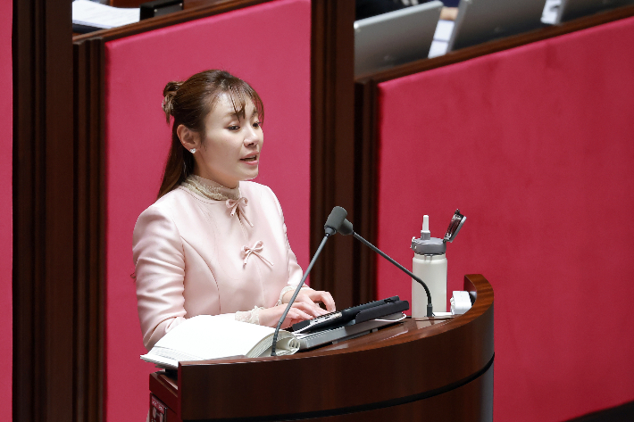 국민의힘 김예지 의원이 22일 국회에서 열린 3월 임시국회 2차 본회의에서 전날 상정된 '윤석열 정권 정치검찰 조작기소 의혹 사건 진상규명 국정조사계획서 승인의 건'에 대해 반대 취지로 무제한 토론을 하고 있다. 연합뉴스
