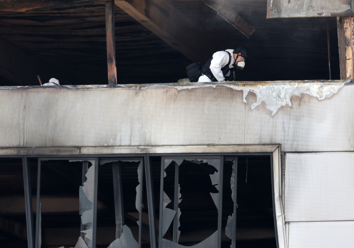 경찰과 소방 당국이 21일 오전 대형 화재가 발생한 대전 대덕구 안전공업 내부에서 인명 수색작업과 화재 조사를 하고 있다. 연합뉴스