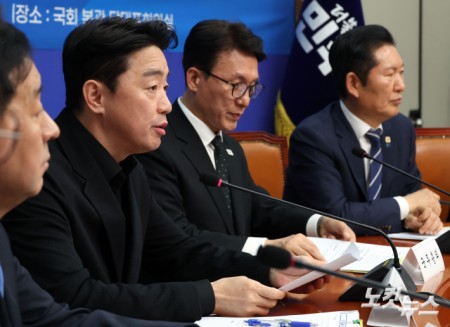 발언하는 대통령 비서실장