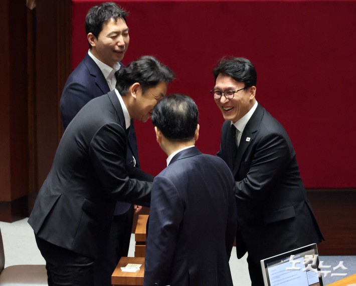 본회의 참석한 국무총리