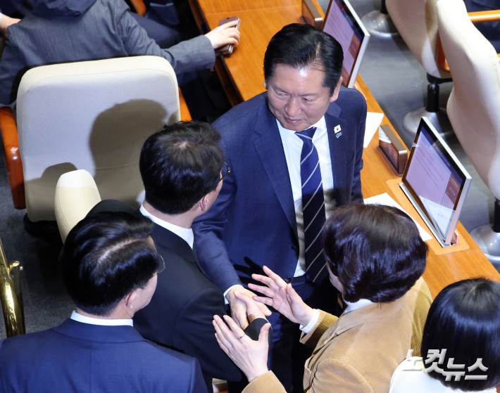 본회의장에서 만난 정청래 대표-김민석 총리