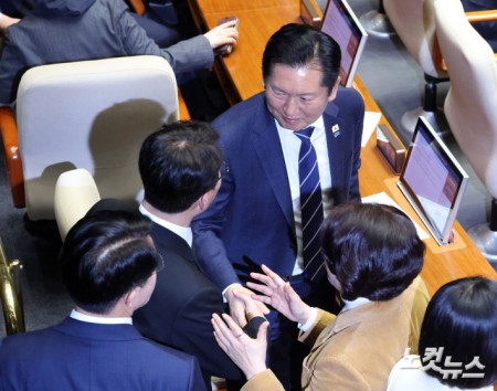 본회의장에서 만난 정청래 대표-김민석 총리