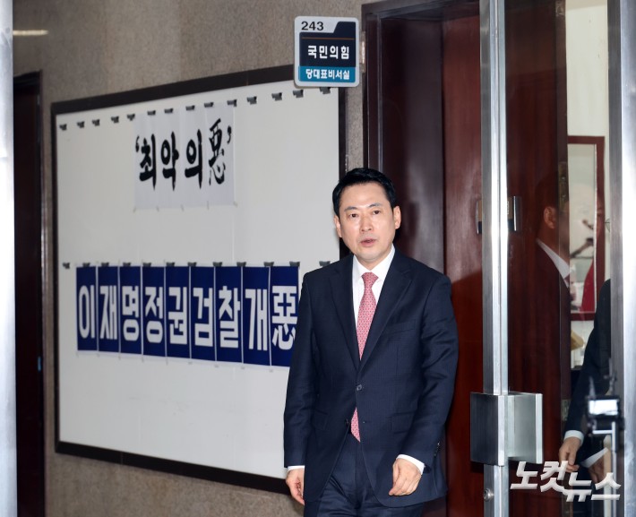 브리핑 앞둔 장동혁 대표