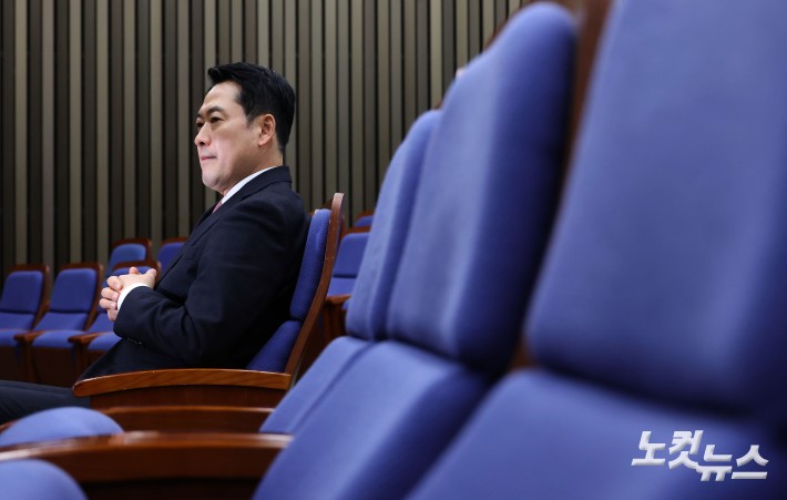 생각에 잠긴 장동혁 대표