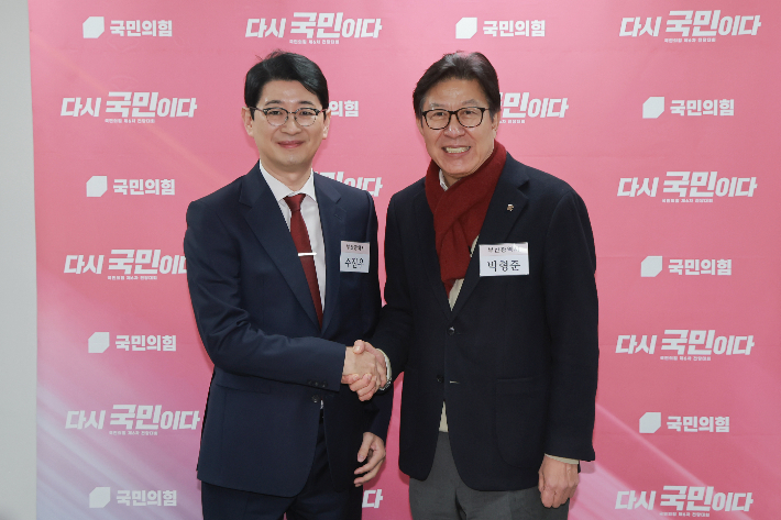 6·3 지방선거 국민의힘 부산시장 경선체제에 돌입한 박형준 부산시장(오른쪽)과 국민의힘 주진우 의원. 연합뉴스