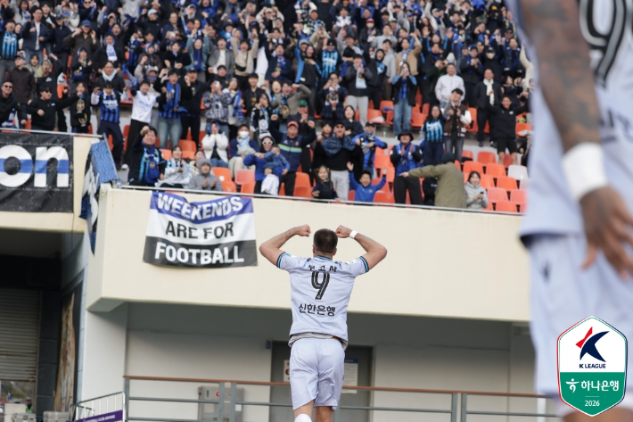 득점 후 인천 팬들 앞으로 달려가 기쁨을 나누는 무고사. 한국프로축구연맹 제공