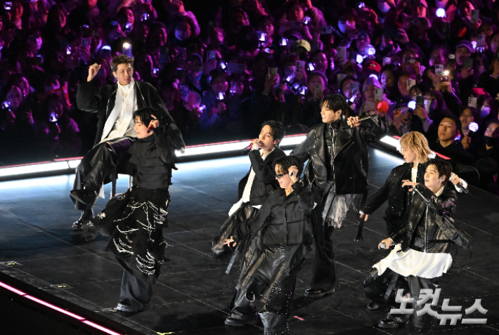 그룹 방탄소년단(BTS)이 21일 서울 광화문 광장에서 'BTS?컴백 라이브: 아리랑'을 선보이고 있다. 사진공동취재단