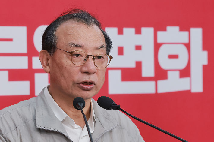 국민의힘 이정현 공천관리위원장이 22일 서울 영등포구 여의도 중앙당사에서 대구시장 후보와 관련해 브리핑하고 있다. 연합뉴스