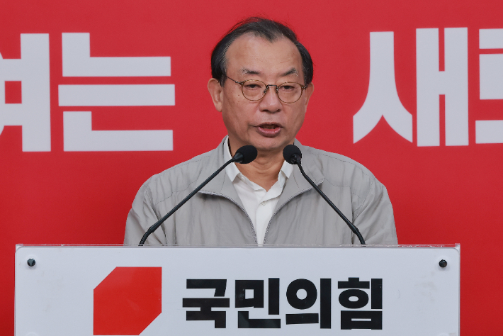 국민의힘 이정현 공천관리위원장이 22일 서울 영등포구 여의도 중앙당사에서 대구시장 후보와 관련해 브리핑하고 있다. 이 위원장은 이날 주호영·이진숙 예비후보를 컷오프했다고 밝혔다. 연합뉴스