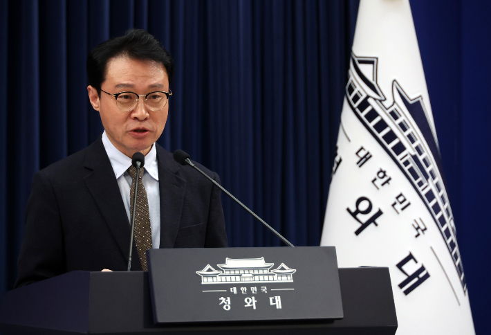 이규연 홍보소통수석이 22일 청와대에서 이재명 대통령의 한국은행 총재 지명 관련 브리핑을 하고 있다. 연합뉴스