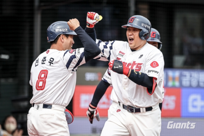 연타석 홈런을 터뜨린 유강남(사진 오른쪽)이 기뻐하고 있다. 롯데 자이언츠 제공