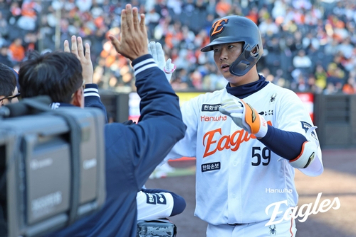 한화 허인서가 시범경기에서 5호 홈런을 날렸다. 한화 이글스 제공