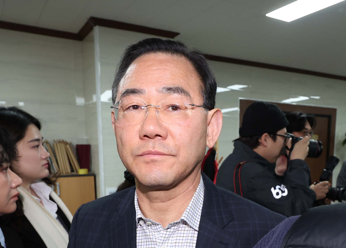 22일 오전 국민의힘 대구시당에서 열린 장동혁 대표와 지역 국회의원의 비공개 연석회의가 끝난 뒤 주호영 의원이 회의장을 나오고 있다. 연합뉴스