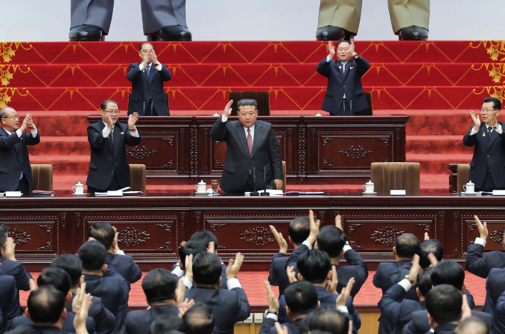 북한 조선중앙통신은 최고인민회의 제15기 제1차회의 1일회의가 22일 진행되었다고 23일 보도했다. 회의에서는 김정은을 국무위원장으로 재추대했다고 통신은 전했다. 연합뉴스