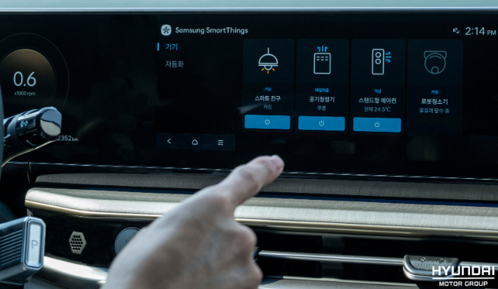 현대차·기아가 차량의 커넥티드 카 서비스와 삼성전자의 글로벌 스마트홈 플랫폼인 '삼성 스마트싱스(SmartThings)' 서비스를 연동한 '카투홈(Car-to-Home)' 서비스를 개시한다. 현대차 제공