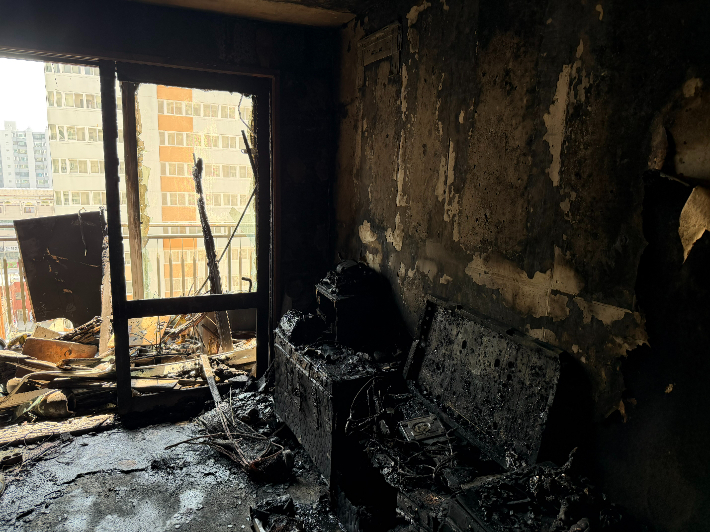 지난 21일 오전 10시 32분쯤 대구 달서구 월성동의 한 아파트 11층에서 방화가 원인으로 추정되는 불이 났다. 대구소방안전본부 제공
