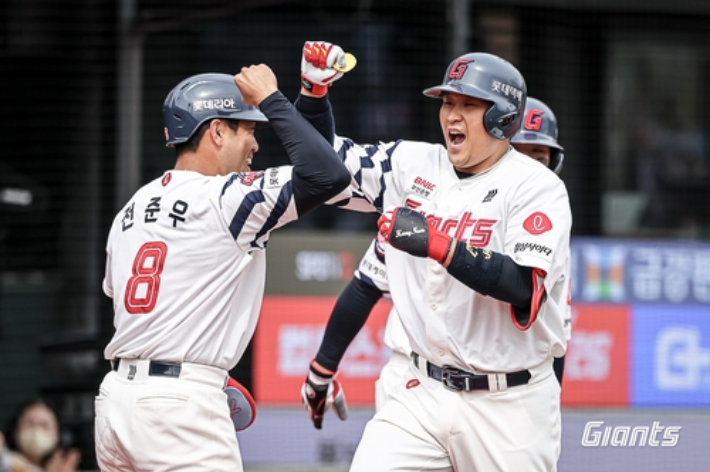 롯데 유강남이 22일 한화와 시범 경기에서 홈런을 때린 뒤 전준우와 세리머니를 펼치는 모습. 롯데 자이언츠 제공 