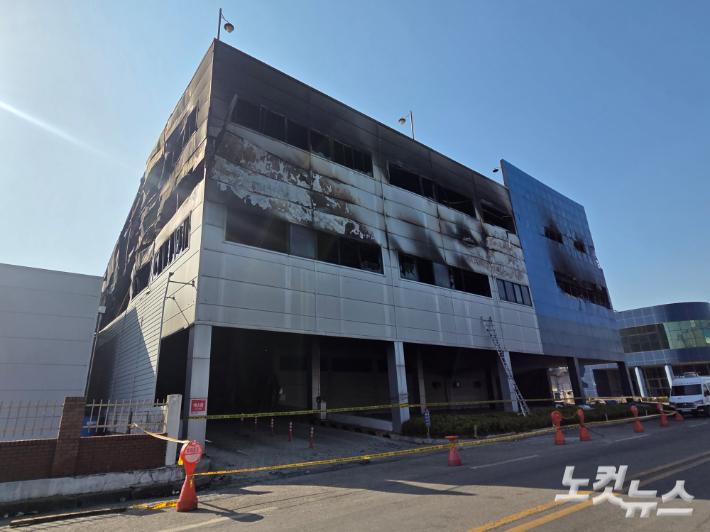 경찰과 노동청이 23일 안전공업에 대한 압수수색에 나섰다. 박우경 기자