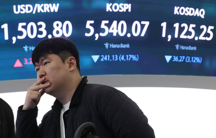 23일 서울 중구 하나은행 본점 딜링룸에서 직원이 업무를 보고 있다. 연합뉴스