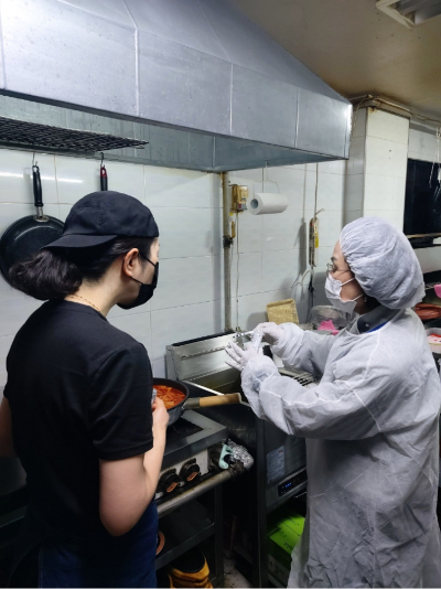 광주광역시는 봄철 나들이 증가에 따른 식중독 예방과 음식점 위생 수준 향상을 위해 '식품접객업소 위생관리 컨설팅'을 실시한다. 광주시 제공