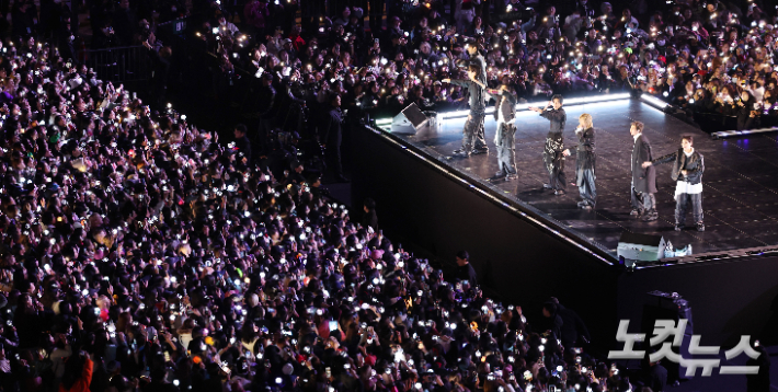 방탄소년단(BTS)이 21일 서울 광화문광장에서 컴백 기념 공연인 'BTS 컴백 라이브: 아리랑' 공연을 펼치고 있다. 공동취재단
