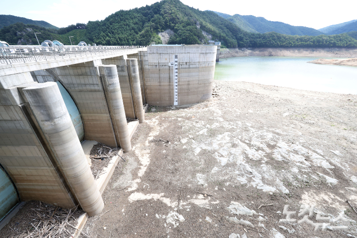 가뭄으로 메마른 강릉 오봉저수지. 류영주 기자
