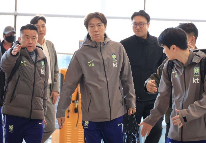 유럽원정 출국하는 홍명보 감독. 연합뉴스