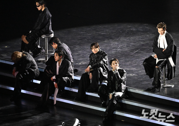 그룹 방탄소년단(BTS)이 21일 서울 광화문 광장에서 무료 복귀 공연 'BTS?컴백 라이브: 아리랑'을 선보이고 있다. 사진공동취재단