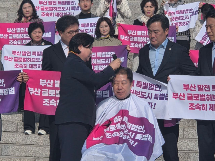 박형준 부산시장이 23일 국회 앞에서 글로벌허브도시특별법 제정을 촉구하며 삭발을 감행했다.  부산시 제공