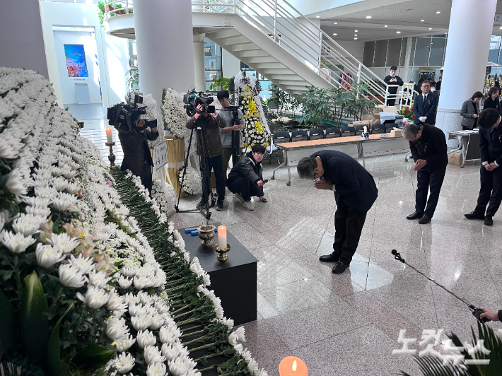 대전 안전공업 손주환 대표이사가 23일 대전시청에 마련된 희생자 합동분향소를 찾아 고개를 숙이고 있다. 정세영 기자 
