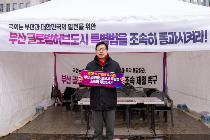 박형준 시장이 지난 2024년 11월 국회 앞에서 부산 글로벌허브도시특별법 제정을 촉구하며 천막농성을 벌였다. 부산시 제공