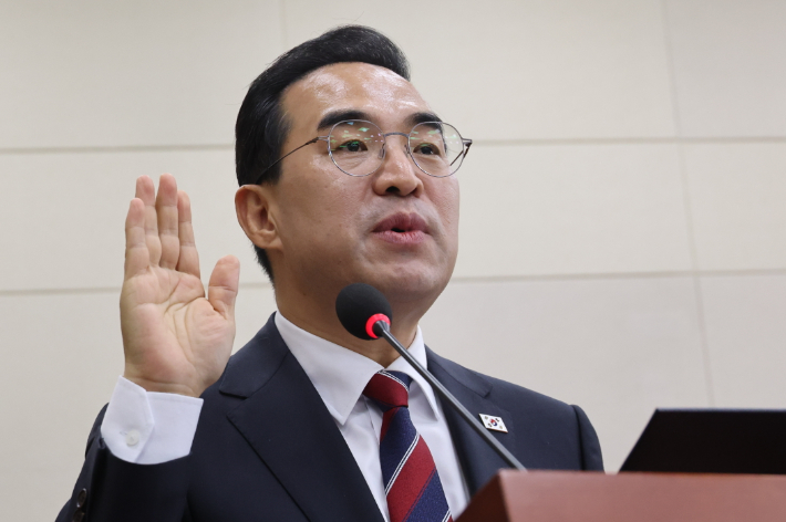 박홍근 기획예산처 장관 후보자가 23일 국회 재정경제기획위원회에서 열린 인사청문회에서 선서하고 있다. 연합뉴스