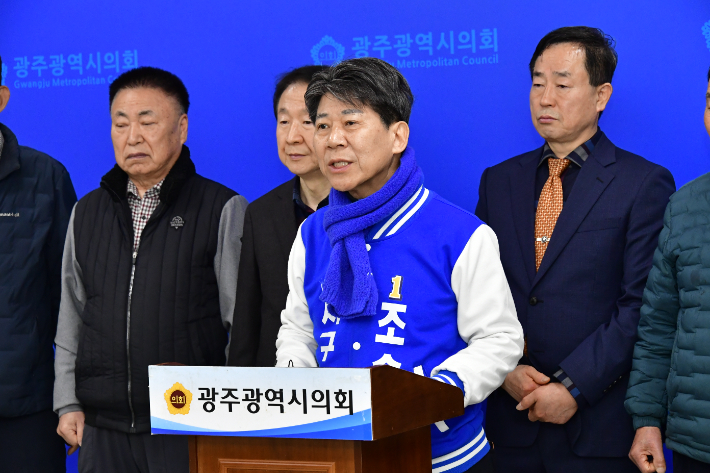 조승환 더불어민주당 광주 서구청장 경선후보는 23일 광주광역시의회 브리핑룸에서 기자회견을 열고 김이강 후보를 둘러싼 각종 의혹이 "개인 문제를 넘어 서구 행정의 신뢰를 흔드는 사안"이라고 주장했다. 독자 제공