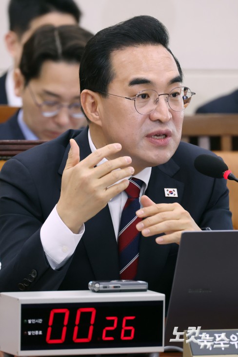 박홍근 기획예산처 장관 후보자가 23일 서울 여의도 국회에서 열린 재정경제기획위원회 인사청문회에서 의원 질의에 답변을 하고 있다.