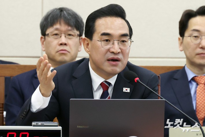 박홍근 기획예산처 장관 후보자가 23일 서울 여의도 국회에서 열린 재정경제기획위원회 인사청문회에서 의원 질의에 답변을 하고 있다.